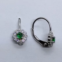 Virág mintályú szélen fehér cirkonnal, középen zöld kővel díszített gyermek ezüst fülbevaló