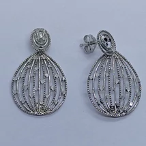 Ovális, áttört mintás, kőhatású csiszolással készült lógós ezüst fülbevaló