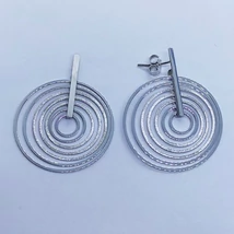 Egy hosszú pálcával átfogott, külön külön mozduló hét db karikából összeállított lógós ezüst fülbevaló 