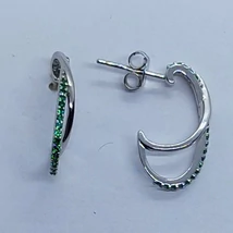 Zöld cirkon kővel kirakott hosszukás félkör íves két soros ezüst fülbevalő