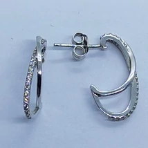 Fehér cirkon kővel kirakott hosszukás félkör íves két soros ezüst fülbevalő