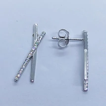 X formában kialakítitt és fehée cirkon sorkővel díszített ezüst fülbevaló