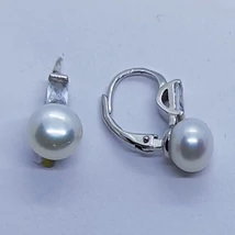 6 mm-es édesvizi tenyésztett gyöngyös, felül téglalap alakú cirkon kővel díszített ezüst fülbevaló