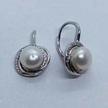 10 mm-es édesvizi tenyésztett gyöngyös, két karikába befogott  csiga vonalban cirkon kővel kirakott ezüst fülbevaló