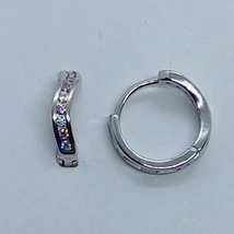 Hullám vonalú fehér és rózsaszín ciirkon sorkővel kirakott ezüst karika fülbevaló