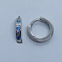 Klasszikus világos kék és fehér cirkon sorköves ezüst karika fülbevaló