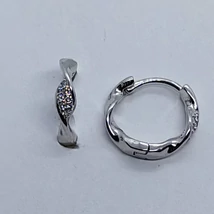 Csavart mintás elején cirkon kővel díszített ezüst karika fülbevaló