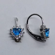 Szív alakú karmos foglalatú kék, és fehér cirkon köves gyerek ezüst fülbavaló