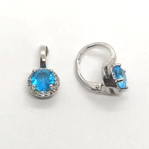 Fehér cirkon sorkővel keretezett négy karomba foglalt világoskék cirkon köves ezüst fülbevaló 