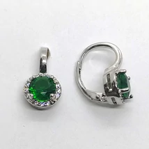 Fehér cirkon sorkővel keretezett négy karomba foglalt zöld cirkon köves ezüst fülbevaló 