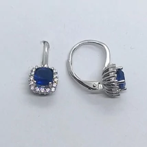 Fehér cirkon sorkővel keretezett négy karomba foglalt sötétkék cirkon köves ezüst fülbevaló 