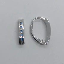 Fehér és világoskék váltakozású cirkon sorköves keskeny téglalap alakú ezüst fülbevaló