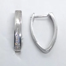 Csúcsosan végződő U alakú nyújtott háromszögben fehér cirkon díszítésü keskeny téglalap formájú ezüst fülbevaló