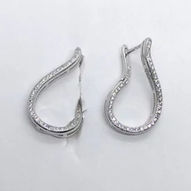 Hurok alakú, fehée cirkon sorkővel díszíttett ezüst fülbevaló