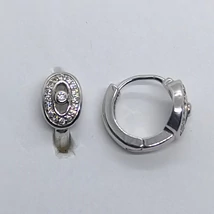 Elől ovális fejrésszel és cirkon sorkővel díszített ezüst karika fülbevaló