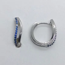 Enyhén hullámos közép kék cirkon sorkővel dízített kisé ovális ezüst fülbevaló