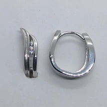 Két sávos enyhén befele hajló középen 3 fehér cirkon kővel díszített, kissé ováli ezüst karika fülbevaló