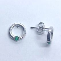 Sima karika keretű, alúl smaragd színű kővel díszített ezüst fülbevaló