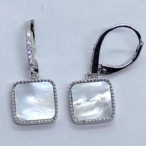 Fehér ciron sorkővel keretezett, négyzet alakú gyöngyház kővel díszített ezüst lógós fülbevaló