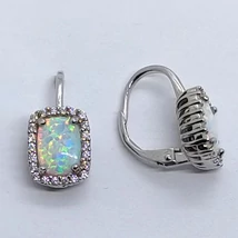 Téglalap alakú fehér cirkon sorkővel keretezett 4 karomba foglalt fehér opál ezüst fülbevaló