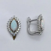 Csónak alakú fehér cirkon sorkővel keretezett 4 karonba foglalt fehér opál ezüst fülbevaló