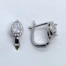 Csepp formáljú fehér cirkon sorkővel keretezett 3 karomba foglalt fehér cirkon köves ezüst fülbevaló