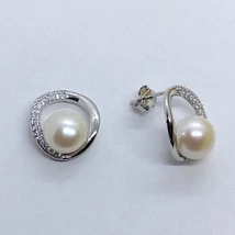 Nagy karika formájú apró cirkon kövekkel díszített középen 8 mm-es édesvizi tenyésztett gyyönggyel készült ezüst srófos fülbevaló