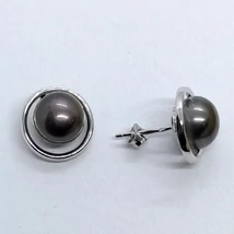 Ezüst sima karikában 8 mm-es tahiti gyönggyel készített ezüst srófos fülbevaló