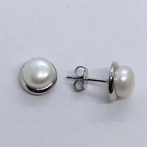 Sima kerek alapon 8 mm-es tenyésztett gyönggyel készített ezüst srófos fülbevaló