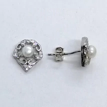 Cirkon kővel díszített áttört mintájú középen 3 mm-es tenyésztett gyönggyel készített ezüst srófos fülbevaló