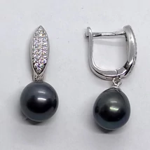 Felső részen apró cirkon kövekkel díszített, alúl 10 mm-es édesvizi tahiti tenyésztett gyönggyel készült ezüst lógós fülbevaló