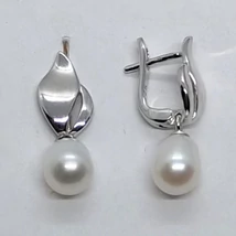 Felül levél mintájú, magas fényű szárrésszel készült, alúl 7 mm-es édesvizi tenyésztett gyöngyös ezüst lógós fülbevaló