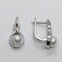 Fehér cirkon sorkővel kirakott 8-as formába beépített 6 mm-es édesvizi tenyésztett gyönggyel készült ezüst fülbevaló