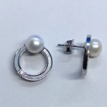 Karika zöld, és fehér gyöngyházzal bélelt, 8 mm-es édesvizi gyönggyel díszített ezüst fülbevaló