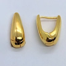 U alakú lefele szélesedő, sima arany színű ezüst fülbevaló