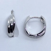 3 szállból készített egymáshoz szorosan kapcsolódó, kissé sávosan eltolt ezüst karika fülbevaló