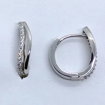 2 szállból készült hullám vonalú, nyújtott karika formájú ezüst fülbevaló, melynek egyik szálla fehér cirkon sorkővel kirakott