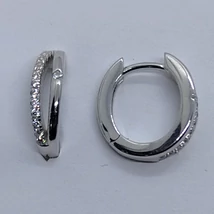 Kissé nyjtott ezüst karika fülbevaló, amely két szállból készült, és az egyik száll fehér cirkon sorkővel kirakva