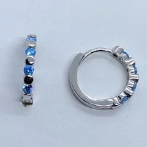 2 mm széles világoskék kerek cirkon kövekkel, és kerek ezüst lapocskákkal díszített ezüst karika fülbevaló