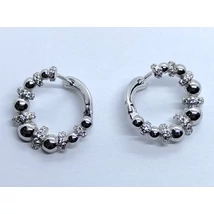 Különleges megoldással készült, seéen eltolt fekér cirkon kövekkel és ezüst golyócskákkal díszített ezüst fülbevaló