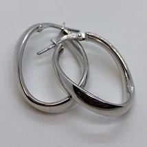 3 mm szélesovális kissé csavart  ezüst karika fülbevaló