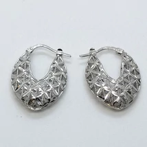 Ovális formájú, dupla falú, áttört csiszolt mintás ezüst fülbevaló