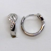 Profil részen hullámos mintájú cirkon sorkővel kirakott ezüst karika fülbevaló