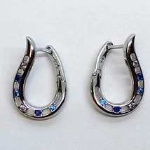 Hullámos formájú, különleges kapcsolódással és fehér, sötétkék, és világoskék cirkon kővel díszített ezüst fülbevaló