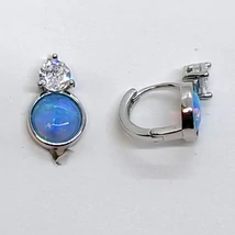 Buttonos foglalatban kék opál kő, felette kerek fehér cirkon kővel díszített ezüst karika fülbevaló