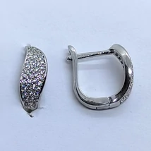 Kissé széles hullám vonalú, apró cirkon köves betéttel díszített ezüst fülbevaló