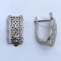 Nyújtott téglalap formájú két szélen hullámosan cirkon sorkővel kirakott,középen virág mintával díszített ezüst fülbevaló