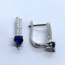 Alsó részen 4 karomba foglalt kerek sötétkék köves, felűl fehér cirkon sorkővel díszített ezüst fülbevaló