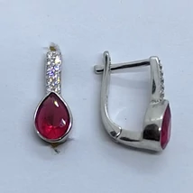 Alsó részen buttonos foglaltú csepp alakú rubin színű cirkon  köves, felűl fehér cirkon sorkővel díszített ezüst fülbevaló