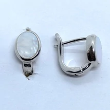 Ovális buttonos foglalatú gyöngyház betétes ezüst fülbevaló